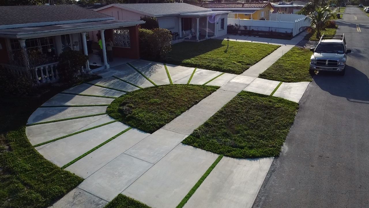 Circular concrete driveway with grass joints by Concrete Solutions Today, serving Lauderdale-by-the-Sea, FL
